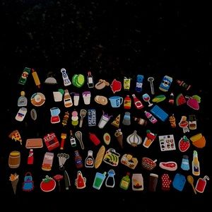 Croc charms and jibitts. There are 85 pieces.